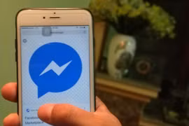 Người dùng cần cảnh giác và không nên lan truyền tin thất thiệt trên Facebook để tránh hệ lụy cho mình và người khác. (Ảnh minh họa: Vietnam+)