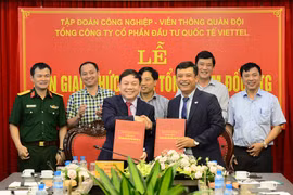 Thiếu tướng Lê Đăng Dũng (trái, hàng trên) bàn giao chức vụ tại Viettel Global cho ông Đỗ Mạnh Hùng. (Ảnh: CTV/Vietnam+)