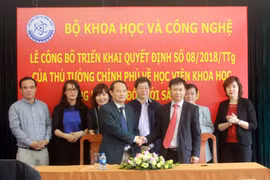 Lễ bàn giao giữa Học viện Khoa học, Công nghệ và Đổi mới sáng tạo Viện Chiến lược và Chính sách khoa học và công nghệ. (Nguồn: Bộ KHCN)