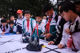 Học sinh háo hức với màn trình diễn robot trong Ngày hội STEM. (Nguồn: BTC)