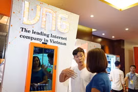 Giới thiệu công nghệ mới cho khách thăm quan tại Diễn đàn Cấp cao công nghệ thông tin-truyền thông Việt Nam 2017. (Nguồn: CTV/Vietnam+)