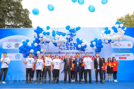 Nghi thức thả bóng bay xanh trắng tượng trưng cho niềm mong mỏi, ý chí quyết tâm về một sự giải phóng, chắp cánh ngày một mạnh mẽ hơn nữa cho khát vọng, năng lực sáng tạo của Việt Nam tại IP Day 2017. (Ảnh: Minh Sơn/Vietnam+) 