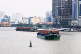 Tàu vận tải hàng hóa trên sông Sài Gòn. (Ảnh: Hồng Đạt/TTXVN) 