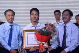 Vận động viên Nguyễn Ngọc Hiệp (giữa) nhận thưởng tại buổi biểu dương lực lượng thể thao Thành phố Hồ Chí Minh thi đấu xuất sắc tại ASEAN Paragame 9. (Ảnh: Xuân Dự/TTXVN)