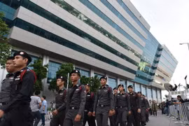 Cảnh sát tuần tra gần Tòa án tối cao ở Bangkok, Thái Lan ngày 25/8. (Nguồn: THX/TTXVN)