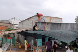 Người dân ven biển chằng chống nhà cửa ứng phó mưa bão. (Ảnh: Công Thử/TTXVN)