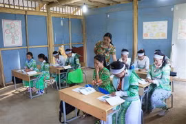 Lớp học xóa mù chữ cho người dân tộc thiểu số. (Ảnh: Vũ Hoàng Giang/TTXVN)