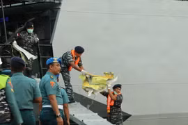 Vật thể nghi là mảnh vỡ của máy bay. (Ảnh: Đỗ Quyên/Vietnam+)