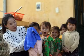 Cô Miên vệ sinh cá nhân cho từng em nhỏ khi đến lớp. (Ảnh: Phan Tuấn Anh/TTXVN)