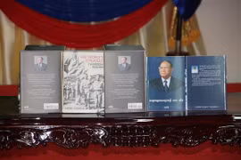 Cuốn hồi ký được phát hành bằng hai thứ tiếng Anh (trái) và Khmer (phải). (Ảnh: Nhóm P/v TTXVN tại Campuchia)