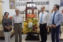 Bí thư Thành ủy Thành phố Hồ Chí Minh Nguyễn Thiện Nhân thăm giáo sư-tiến sỹ Trần Hồng Quân. (Ảnh: Thu Hoài/TTXVN)