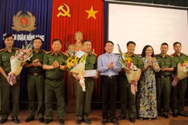 Phó Chủ tịch UBND thành phố Hải Phòng Lê Khắc Nam trao thưởng chúc mừng Ban chuyên án. (Ảnh: An Đăng/TTXVN)