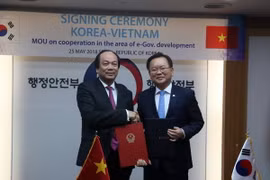 Bộ trưởng Mai Tiến Dũng gặp, trao đổi và ký bản ghi nhớ (MoU) với Bộ trưởng Bộ An ninh và Nội vụ Hàn Quốc Kim Boo Kyum về hợp tác xây dựng Chính phủ điện tử ở Việt Nam. (Ảnh: Hùng-Tuyên-Phương/TTXVN)