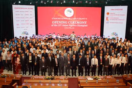 Đại biểu dự lễ chụp ảnh chung cùng các đoàn về tham dự Olympic Vật lý châu Á lần thứ 19 (APhO 2018). (Ảnh: Thanh Tùng/TTXVN)