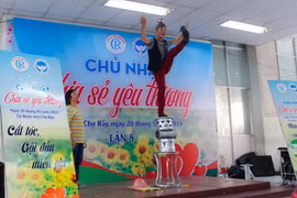 Định kỳ hai tháng một lần, cứ vào ngày chủ nhật giữa tháng, sảnh cấp thuốc Bảo hiểm y tế của Bệnh viện Chợ Rẫy TP. Hồ Chí Minh lại được chuyển đổi công năng trở thành một “salon tóc” và sân khấu ca nhạc đặc biệt. (Ảnh: Đinh Hằng/TTXVN)