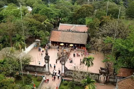 Du khách quốc tế tham quan tại khu di tích Lịch sử - Văn hóa Cố đô Hoa Lư. (Ảnh minh họa: Minh Đức/TTXVN)