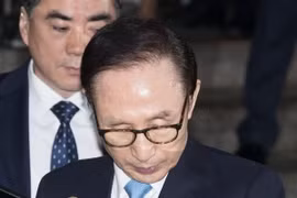 Cựu Tổng thống Hàn Quốc Lee Myung-bak (phía trước) rời Tòa án Quận trung tâm Seoul, ngày 15/3. (Nguồn: THX/ TTXVN)
