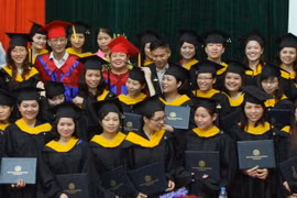 Các tân thạc sỹ Trường Đại học Ngoại ngữ - Đại học Quốc gia Hà Nội nhận bằng tốt nghiệp. (Ảnh: Bích Ngọc/TTXVN)
