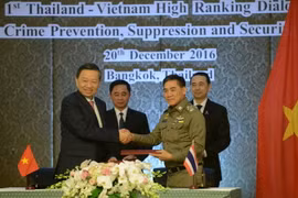 Bộ trưởng Công an Tô Lâm và Tư lệnh Cảnh sát Hoàng gia Thái Lan trao đổi văn kiện hợp tác. (Ảnh: Sơn Nam/TTXVN)