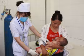 Bệnh nhi Lý Anh Phước đã bú tốt. (Ảnh: Phạm Cường/TTXVN)