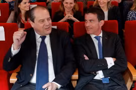 Bí thư thứ nhất Đảng Xã hội Jean-Christophe Cambadélis (trái) và Thủ tướng Manuel Valls tại Paris ngày 3/5/2016. (Nguồn: TTXVN/EPA)
