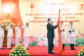 Chủ tịch nước Trần Đại Quang trao Huân chương Quân công Hạng nhất cho Văn phòng Bộ Công an. (Ảnh: Nhan Sáng/TTXVN)