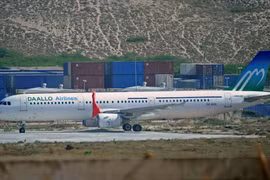 Máy bay Airbus A321 sau khi hạ cánh khẩn cấp xuống sân bay Mogadishu ngày 3/2. (Nguồn: AFP/TTXVN)