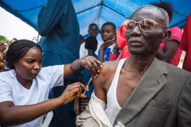 Tiêm vắcxin phòng sốt vàng da cho người dân tại Kisenso, Kinshasa, CHDC Congo ngày 20/7. (Nguồn: AFP/TTXVN)