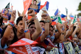Những người míttinh ủng hộ ứng cử viên Rodrigo Duterte tại Manila. (Nguồn: AFP/TTXVN)