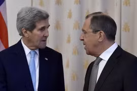 Ngoại trưởng Mỹ John Kerry (trái) và Ngoại trưởng Nga Sergei Lavrov trong cuộc họp báo công bố đạt được thỏa thuận ngừng bắn ở Syria, tại Geneva, Thụy Sĩ ngày 9/9. (Nguồn: AFP/TTXVN)