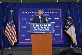 Ứng viên Tổng thống Donald Trump vận động bầu cử ở Fletcher, North Carolina ngày 21/10. (Nguồn: AFP/TTXVN)