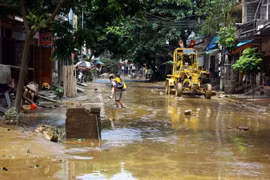 Máy xúc dọn dẹp hậu quả cơn bão số 3 trên đường Thanh Niên, thành phố Yên Bái. (Ảnh: Thế Duyệt/TTXVN)
