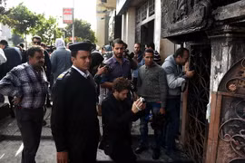 Cảnh sát Ai Cập điều tra tại hiện trường một vụ tấn công ở trung tâm thủ đô Cairo. (Nguồn: AFP/TTXVN)