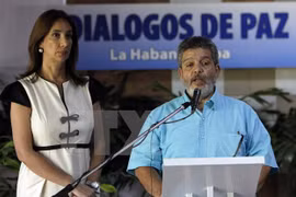 Đại diện Chính phủ Colombia Marcela Duran (trái) và Đại diện FARC Luis Alberto Alban trong một cuộc họp báo. (Nguồn: EPA/TTXVN)