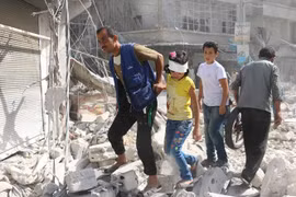 Cảnh đổ nát sau một cuộc không kích tại khu vực Fardous, thành phố Aleppo, Syria ngày 12/10. (Nguồn: AFP/TTXVN)