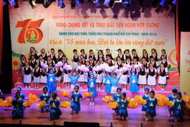 Tiết mục biểu diễn trong Liên hoan hợp xướng kỷ niệm 75 năm thành lập Đội Thiếu niên Tiền phong Hồ Chí Minh. (Ảnh: An Hiếu/TTXVN)