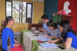 Người dân xã Lộc Điền chuẩn bị nhận tiền bồi thường. (Ảnh: Tường Vi/TTXVN)