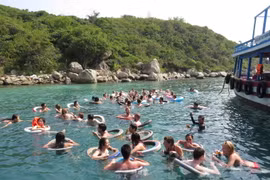 Khách du lịch tắm trên vịnh Nha Trang. (Ảnh: Tiên Minh/TTXVN)