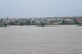 Lũ trên sông dâng cao. (Ảnh: Nguyễn Thành/Vietnam+)