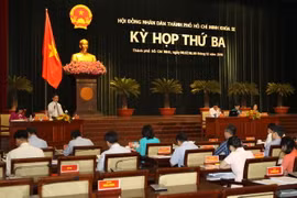 Giám đốc Sở Xây dựng Thành phố Hồ Chí Minh Trần Trọng Tuấn trả lời chất vấn của các đại biểu. (Ảnh: Thanh Vũ/TTXVN)