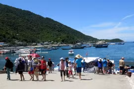 Đông đảo du khách ra thăm Khu dự trữ sinh quyển thế giới Cù lao Chàm, Quảng Nam. (Ảnh: Đỗ Trưởng/TTXVN)
