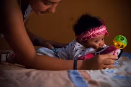 Một em bé bị mắc chứng đầu nhỏ tại thủ đô Quito, Ecuador, ngày 27/2. (Nguồn: THX/TTXVN)