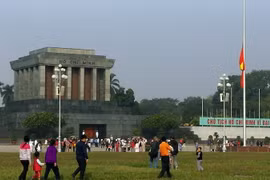 Ngày 4/12, lá cờ trước Lăng Chủ tịch Hồ Chí Minh đã được buộc lại theo nghi thức để tưởng nhớ lãnh tụ Cuba Fidel Castro Ruz. (Ảnh: Hoàng Hùng/TTXVN)