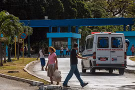 Bên ngoài Bệnh viện thành phố Cerro, La Havana của Cuba. (Nguồn: AFP/TTXVN)