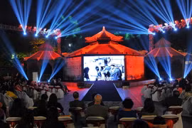 Khán giả thủ đô thưởng thức các tác phẩm đặc sắc của điện ảnh thế giới trong khuôn khổ Liên hoan Phim quốc tế Hà Nội 2016. (Ảnh: Minh Đức/TTXVN)