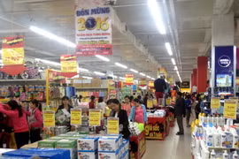 Người tiêu dùng mua sắm tại siêu thị BigC, Huế. (Ảnh: Quốc Việt/TTXVN)