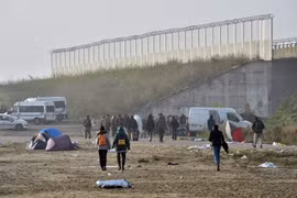  Người di cư sơ tán khỏi khu trại ở Calais ngày 26/10. (Nguồn: AFP/TTXVN)