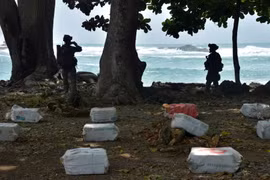 Cảnh sát Colombia gác bên số ma túy vừa thu giữ tại Acandi. (Nguồn: AFP/TTXVN)