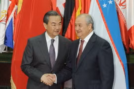 Ngoại trưởng Uzbekistan Abdulaziz Kamilov (phải) và Ngoại trưởng Trung Quốc Vương Nghị (trái) tham dự hội nghị. (Nguồn: THX/TTXVN)