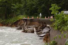 Một tuyến đường ở thị trấn Biei trên đảo Hokkaido bị sạt lở do mưa lớn ảnh hưởng của bão Kompasu. (Nguồn: Kyodo/TTXVN)